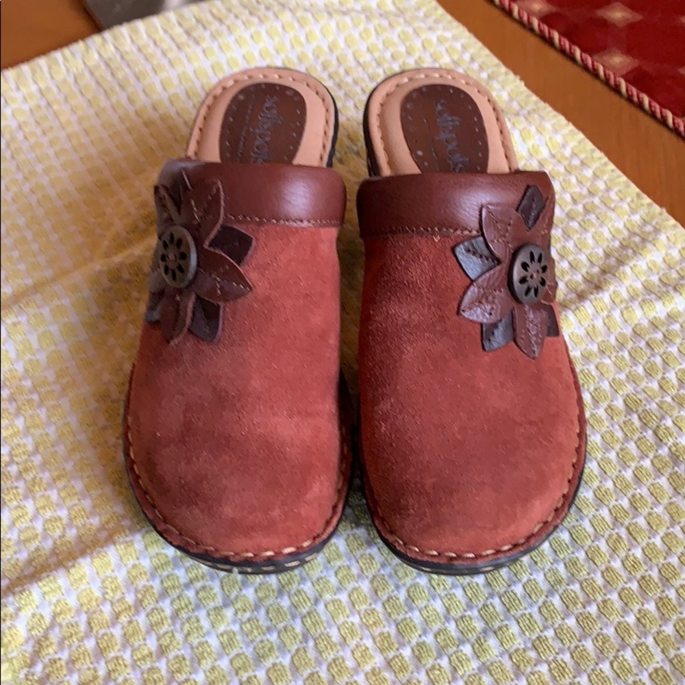 NWOT Stunning rust Sofft clogs